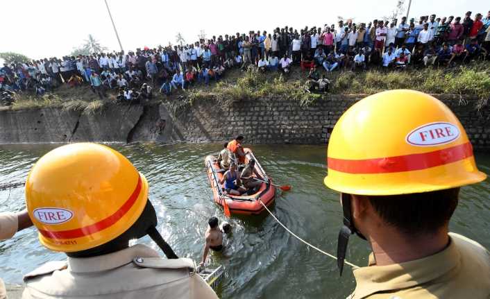 Hindistan’ın Karnataka eyaletinin Mandya bölgesinde ilköğretim öğrencilerini taşıyan otobüsün su