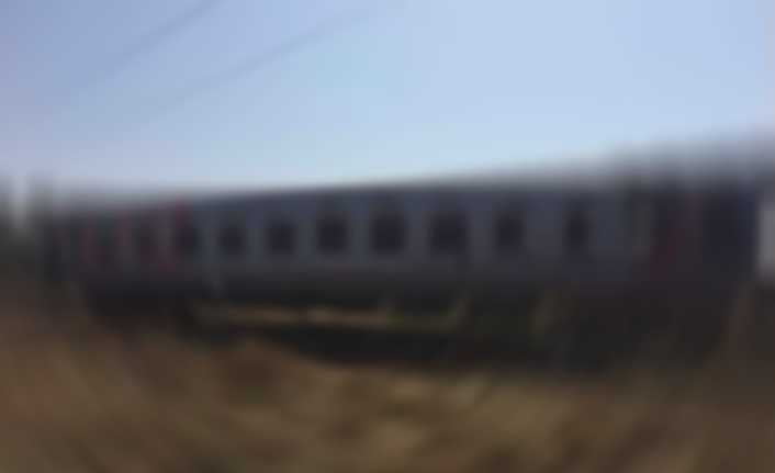 Hindistan’ın Pencap eyaletinde bir trenin kalabalığın arasına daldığı kazada ölü