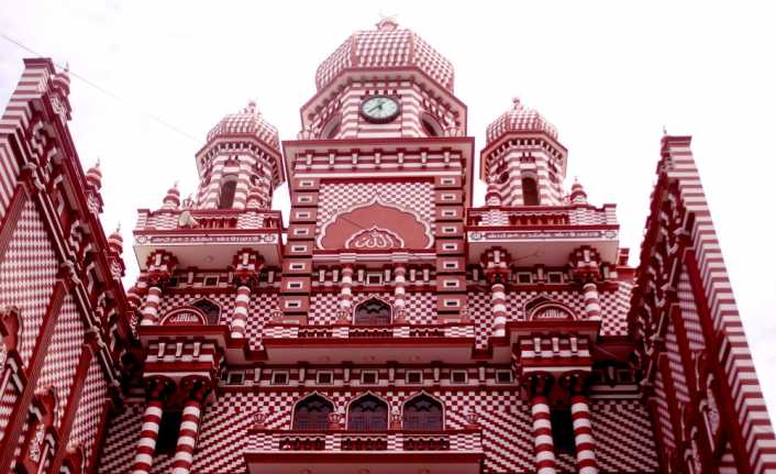 Yüzde 70’ini Budistlerin oluşturduğu, Hint Okyanusu’nun ortasında bulunan 21 milyon