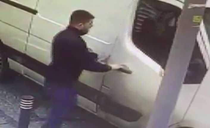 İstanbul Şişli’de cadde üzerinde yük indiren bir minibüste yaşanan hırsızlık