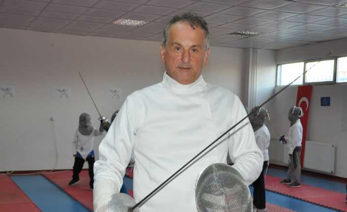 Manisa’da hobi olarak Eskrim sporuna başlayan iş adamı Altan Ünsal,