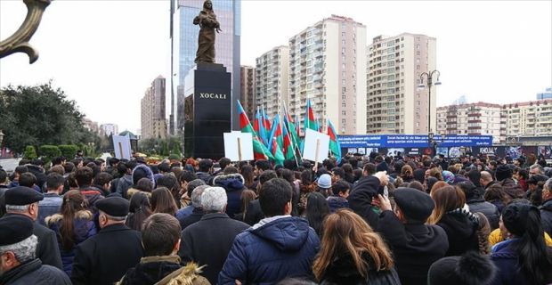 Azerbaycanlılar, Ermenilerin Hocalı'da katlettiği 613 kişiyi anmak için Ana Feryadı