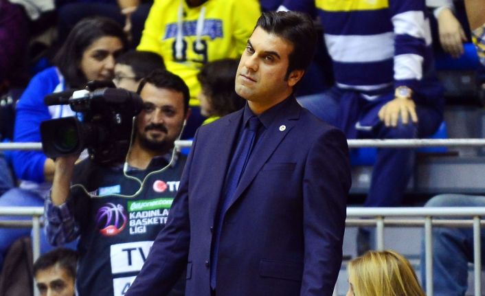 Fenerbahçe, Kadın Basketbol Takımının Başantrenörü Fırat Okul’la yollarını ayırdı.
