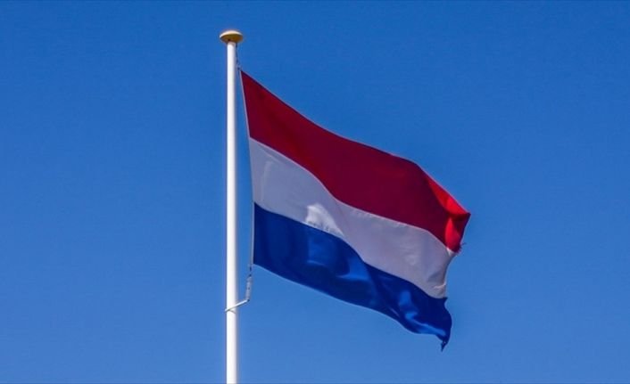  Hollanda'da yerel seçimlere hazırlanan başörtülü adaya, seçim kampanyası sırasında