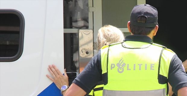 Hollanda'nın Flevoland eyaletinde 14 yaşındaki kız çocuğu, başörtüsünü çıkarmadığı için