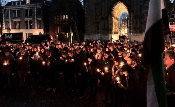 Hollanda'nın farklı kentlerinde, Suriye için ışık" adlı etkinliğe katılanlar, ellerindeki