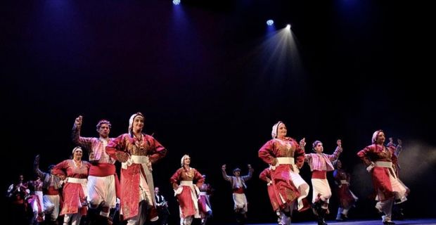 Hollanda'nın Rotterdam kentinde 14. Hollanda Türk Halk Oyunları Yarışması düzenlendi.