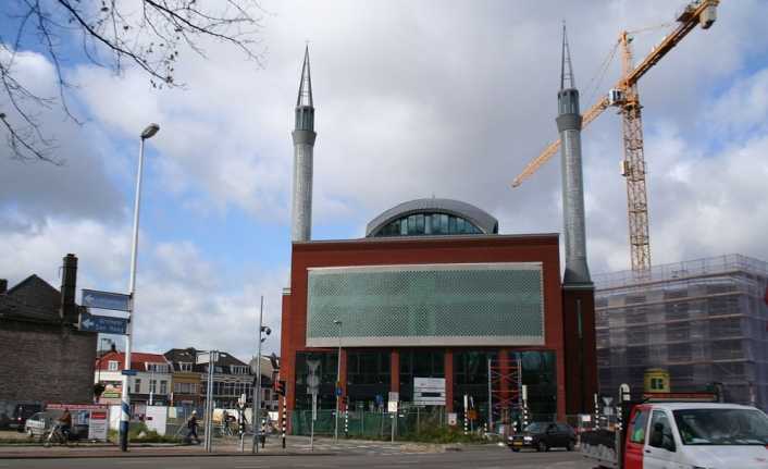 Hollandalı Milletvekili Roelof Bisschop, camilere yapılan okul gezileri sırasında, namazın