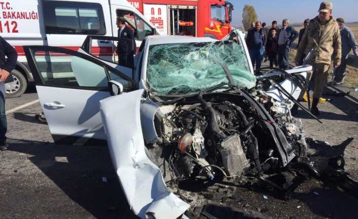 Erzurum’un Horasan ilçesinde taziyeye gidenleri taşıyan otomobil ile tırın çarpıştığı