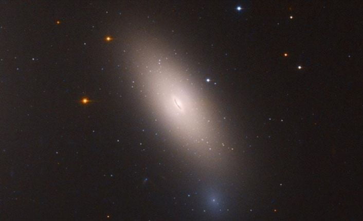 NASA'nın Hubble Uzay Teleskobu, Samanyolu Galaksisi yakınında bir "kalıntı galaksi"