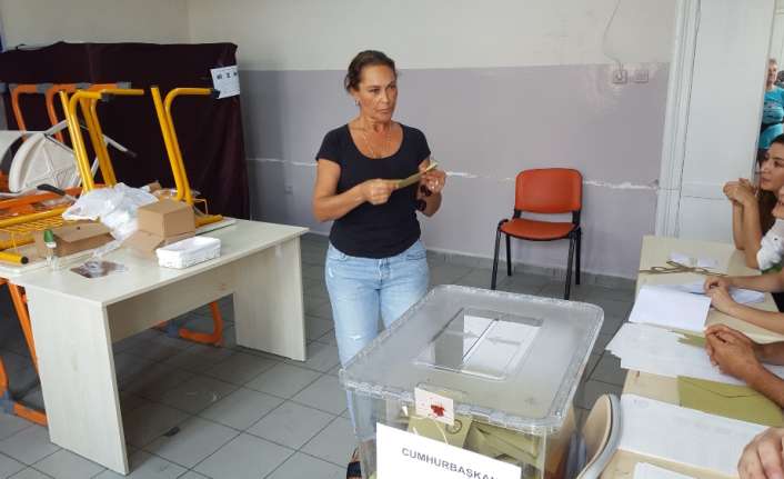 Hülya Avşar ve kızı Zehra Çilingiroğlu, oylarını Sarıyer’de kullandı. Anne-kız