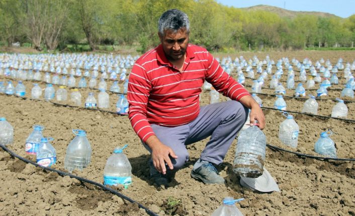Yozgat’ta ürünleri soğuk havadan etkilenmesin diye hurdacıdan aldığı 3 bin
