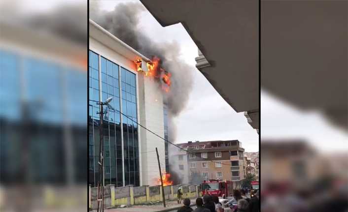 İstanbul Sultangazi’de bulunan bir huzurevinde çıkan yangının ilk anları cep