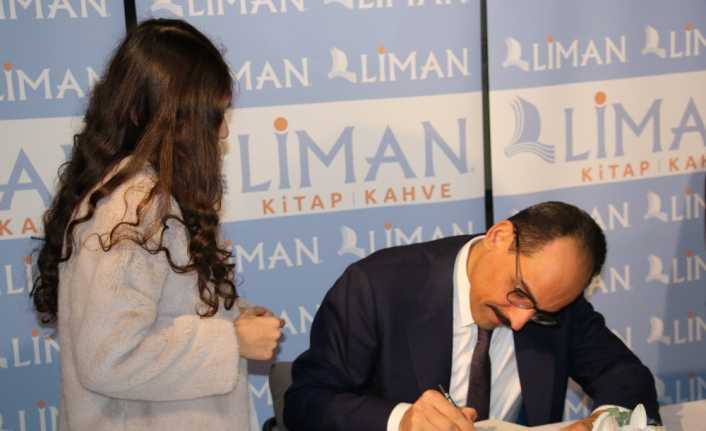 Yeni kitabı “Barbar, Modern, Medeni” için düzenlenen imza töreninde konuşan