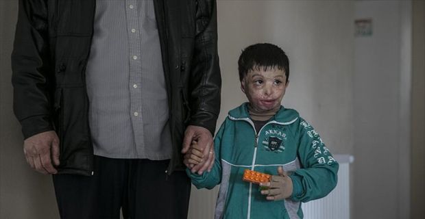 Suriye'nin Hama kentinde savaş uçaklarının attığı varil bombaları nedeniyle 7