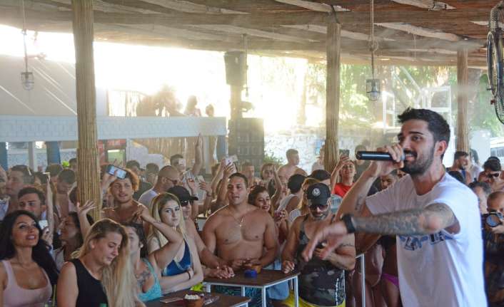 Ünlü sanatçı İbrahim Tatlıses’in oğlu İdo Tatlıses, Antalya’da hayranlarıyla buluştu.