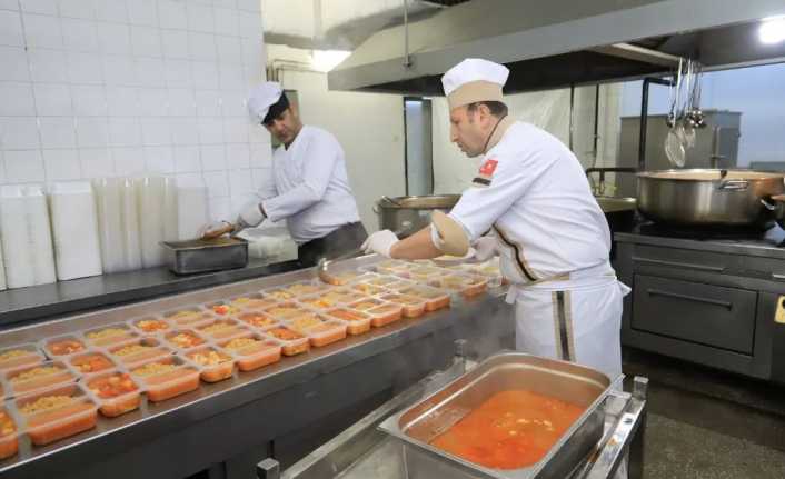 Erzincan Belediyesi Ramazan ayında iftar yemeği ile ihtiyaç sahibi vatandaşların