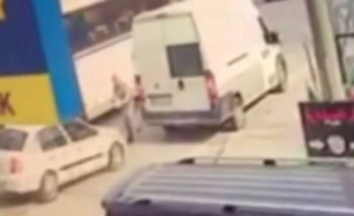 Bursa’da, arabasını yol kenarına çekip lastik dükkanına girmeye çalışan sürücü,