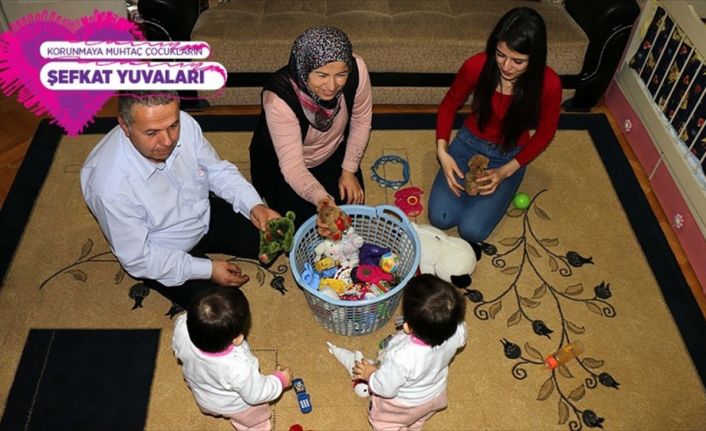 İkiz bebeklerini doğumdan sonra, iki bebeklerini de anne karnındayken kaybeden