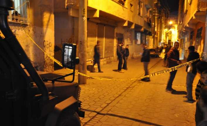 Diyarbakır’ın merkez Bağlar ilçesinde maskeli iki grup arasında çıkan çatışmada