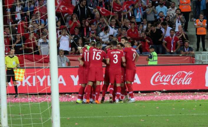 Milli futbolcular Serdar Aziz ile Hakan Çalhanoğlu, sakatlıklarından dolayı A