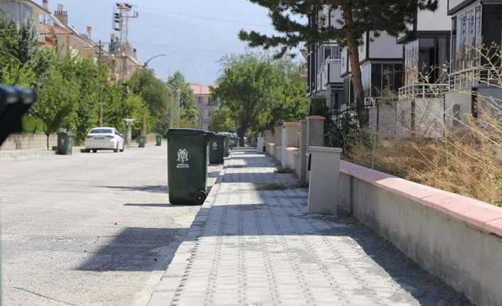Erzincan Belediyesi tarafından şehrin birçok mahallesinde kaldırım yenileme çalışmaları aralıksız