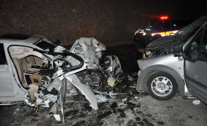 Bartın’da iki otomobilin çarpıştığı kazada 2 kişi öldü, 5 kişi