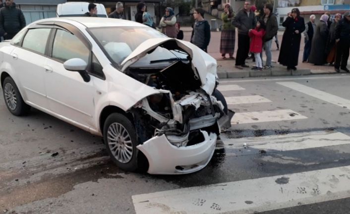 Kocaeli’nin Gölcük ilçesinde iki otomobilin kafa kafaya çarpışması asker olduğu