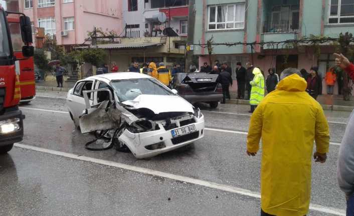 Hatay’da bir otomobil, karşı yönden gelen otomobille kafa kafaya çarpıştı.