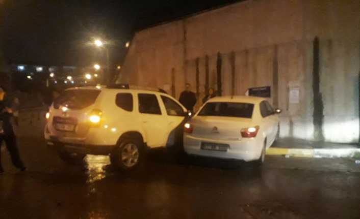 Kocaeli’nin Gölcük ilçesinde iki otomobilin çarpışması sonucu meydana gelen kazada