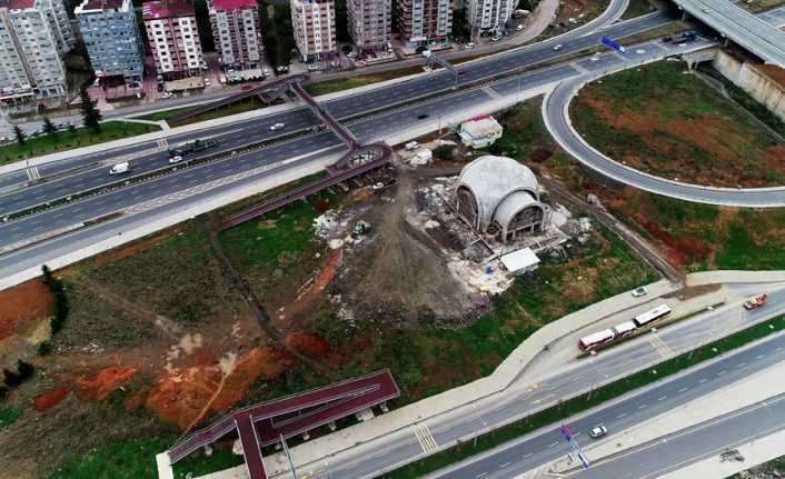 Trabzon’un Ortahisar ilçesinde iki yolun ortasına inşa edilen cami dikkat