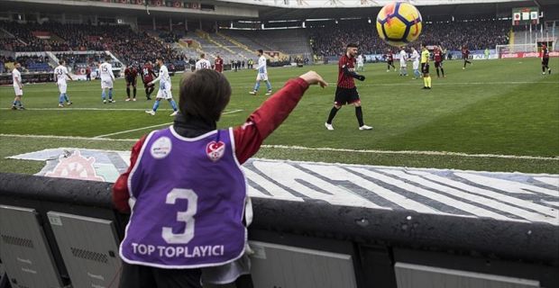 Profesyonel takımların altyapılarında futbol öğrenen çocuklar için top toplayıcı olmak