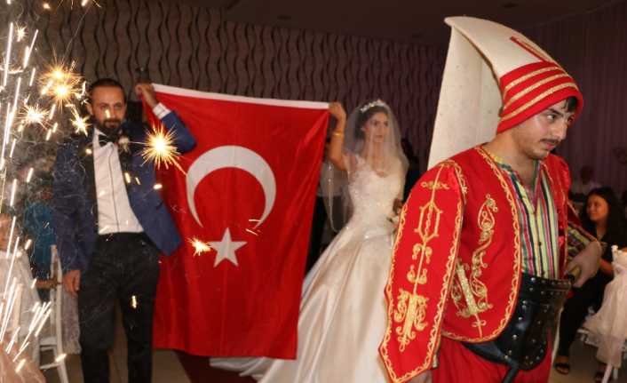 Kahramanmaraş’ta düzenlenen bir düğünde gelin ve damadın salona girişinde yeniçeriler