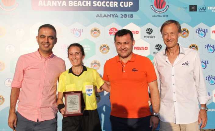 Dünyanın ilk kadın FIFA kokartlı plaj futbolu hakemi olan Yeliz