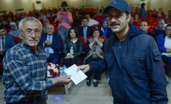 Sinop'ta açılan okuma yazma kursunu başarıyla tamamlayan kursiyerlerden 60 yaşındaki