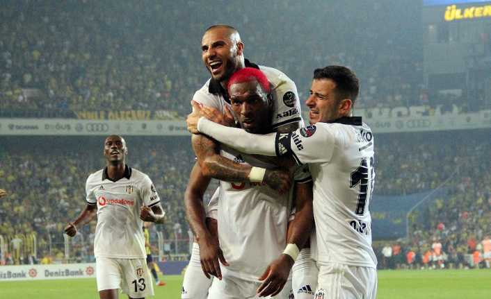 Spor Toto Süper Lig’in 6. hafta kapanış mücadelesinde Fenerbahçe, taraftarı