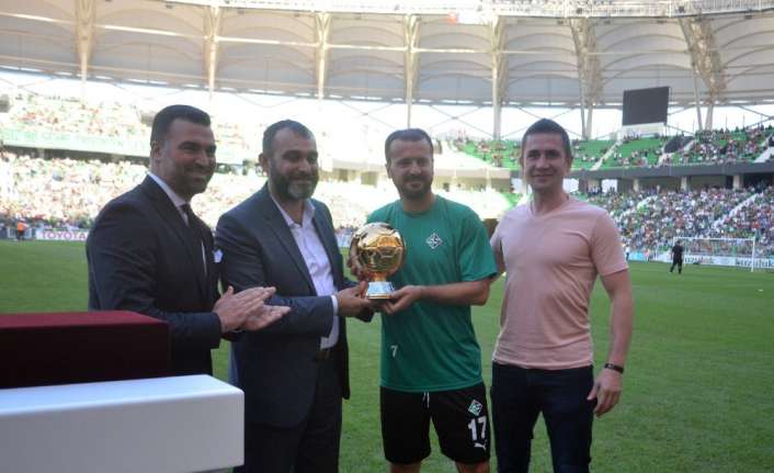 Türkiye Profesyonel Futbolcular Derneği Başkanı Hakan Ünsal, Sakaryaspor forması giyen