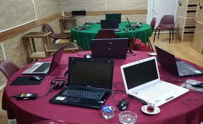 İstanbul Fatih’te polis ekipleri kumarhaneye dönüştürülen bir internet kafeye operasyon