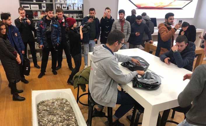 Rusya’da yaşayan bir genç biriktirdiği bir küvet dolusu bozuk para