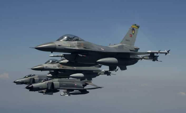 Irak’ın kuzeyindeki Kandil Bölgesi’nde düzenlenen hava harekatında teröristlerin kullandığı barınak,
