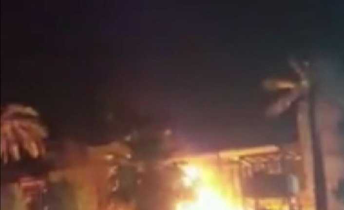 Irak’ın Basra kentindeki protestocuların İran konsolosluğuna saldırdığı ve ateşe vermeye