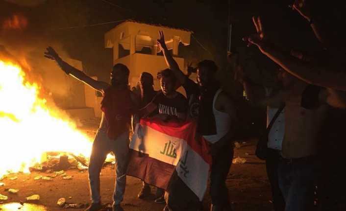 Irak’ın güneyindeki Basra kentinde dün şiddet olaylarına sahne olan gösterilerde