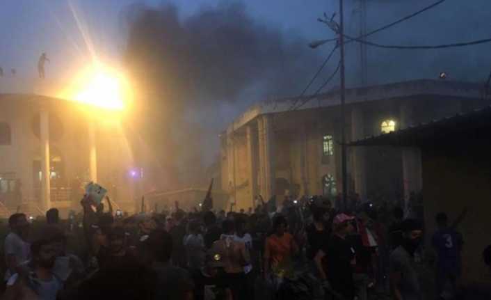 İran geçen hafta göstericiler tarafından ateşe verilen Basra Başkonsolosluğu’nu yeniden