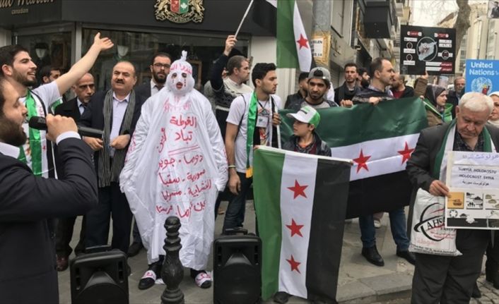 Suriye Dernekleri üyesi bir grup, İran'ın İstanbul Başkonsolosluğu önünde Guta'daki