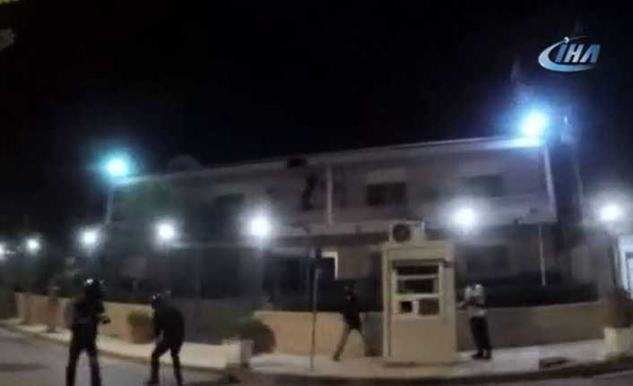 Yunanistan’ın başkenti Atina’da Ruvikonas isimli anarşist grup, taş ve boyalarla