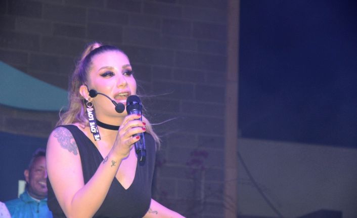 Ünlü şarkıcı İrem Derici, Bodrum’da verdiği konserde yaptığı esprilerle hayranlarını