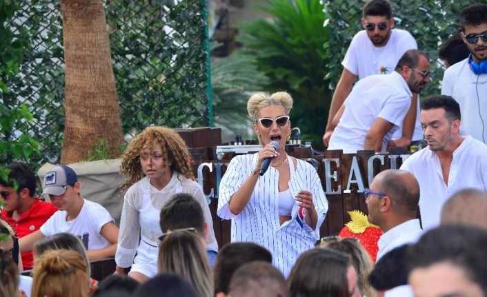 Ünlü sanatçı İrem Derici Bodrum’da konser öncesi verdiği röportajı, ezan