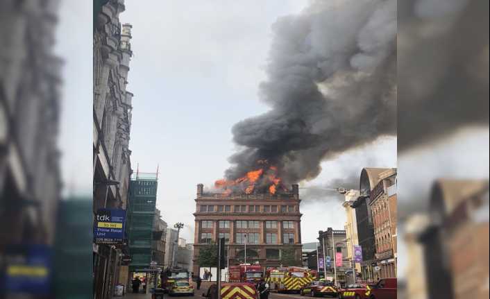 Kuzey İrlanda’nın başkenti Belfast’ın simgesi 233 yıllık bina alevlere teslim