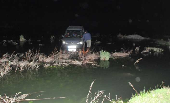 Samsun’un Bafra ilçesinde su seviyesi yükselen Kızılırmak Nehri’nde mahsur kalan