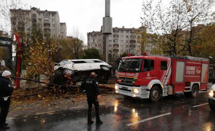 İstanbul Esenyurt’ta yağış nedeniyle kayganlaşan yolda sürücünün hakimiyetini kaybettiği işçi